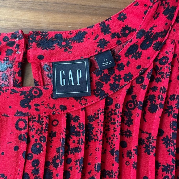 GAP Women’s Red and Black Floral top size Small - Picture 4 of 5